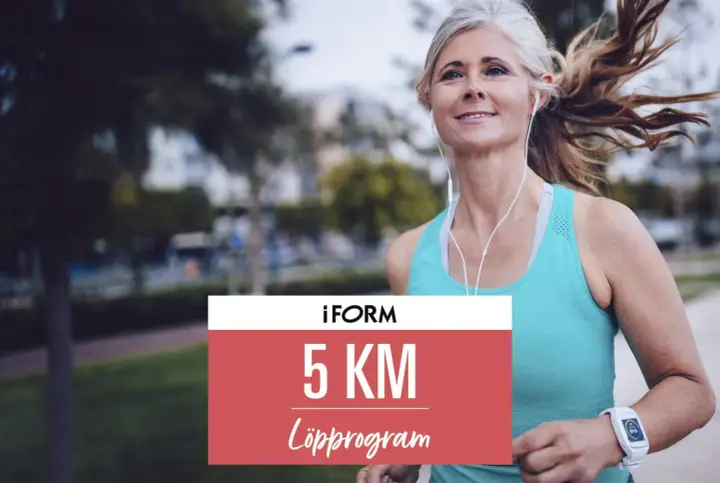 Glad kvinna med hörlurar springer 5 km. iForm 5 KM Löpprogram.