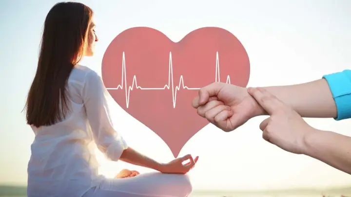 Kvinna i meditation med hjärtgrafik och puls som visar normal vilopuls.